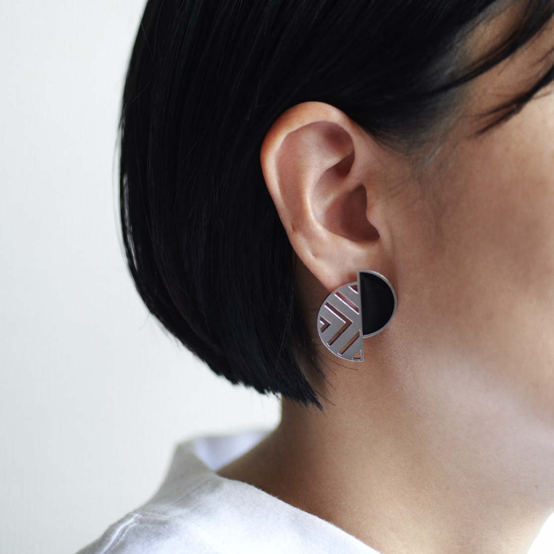 ピアス：UNBALANCE / シルバー・ブラック　着用写真