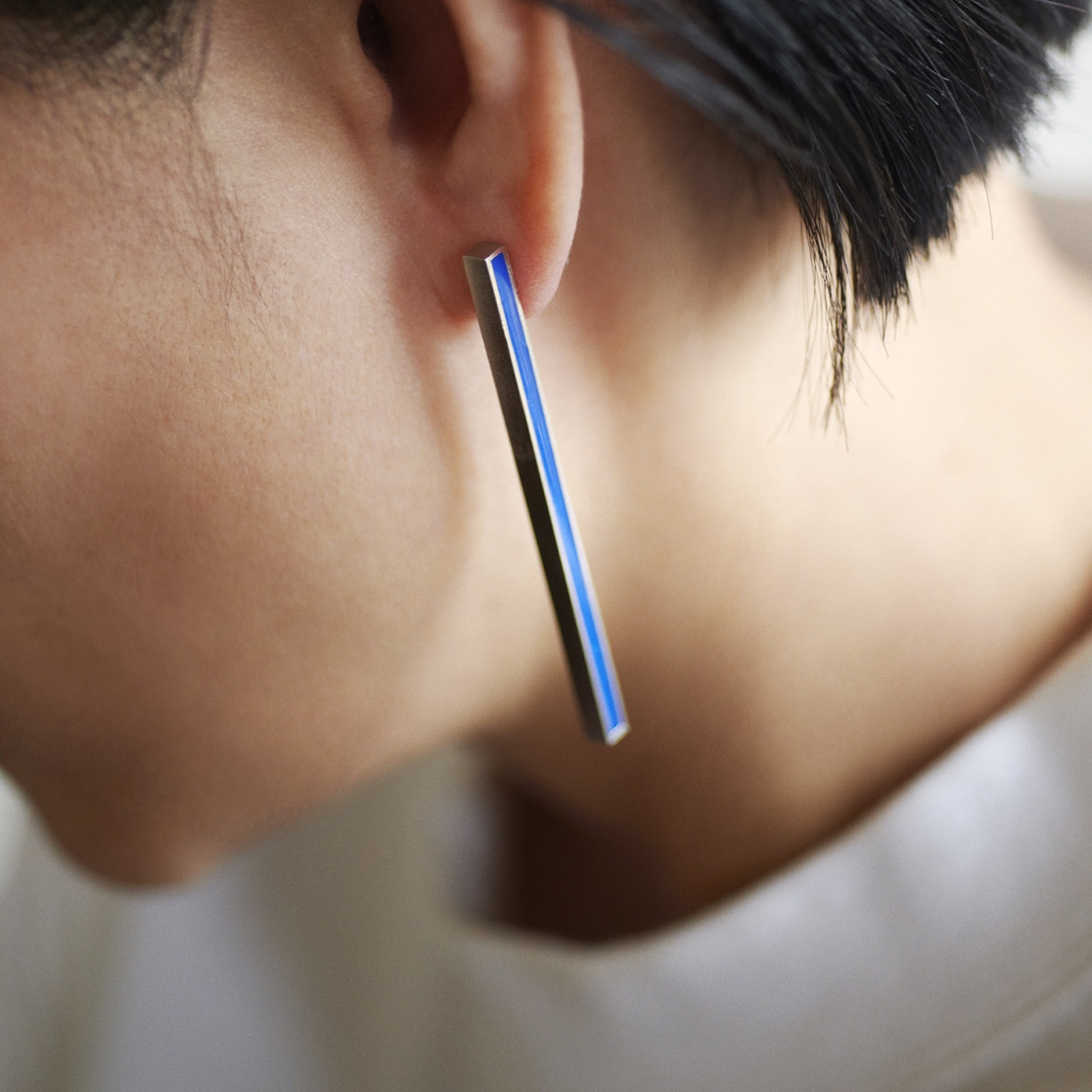 ピアス：STICK / シルバー・ブルーｘブラック　着用写真