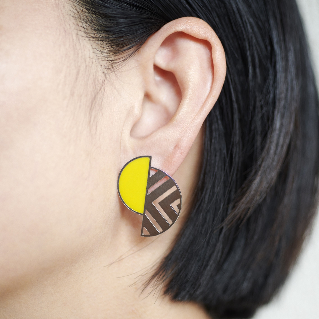 ピアス：UNBALANCE / シルバー・イエロー　着用写真