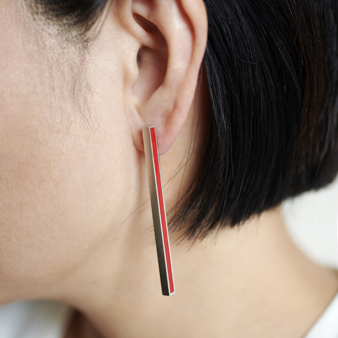ピアス：STICK / シルバー・グレーｘレッド　着用写真