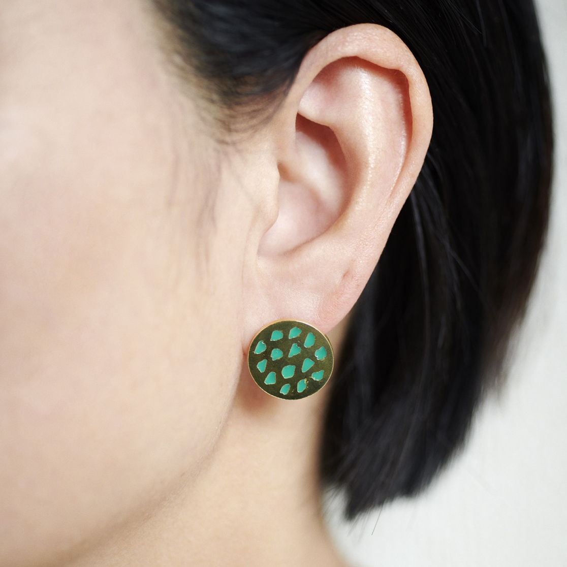 ピアス：DOT / ゴールド・エメラルド　着用写真