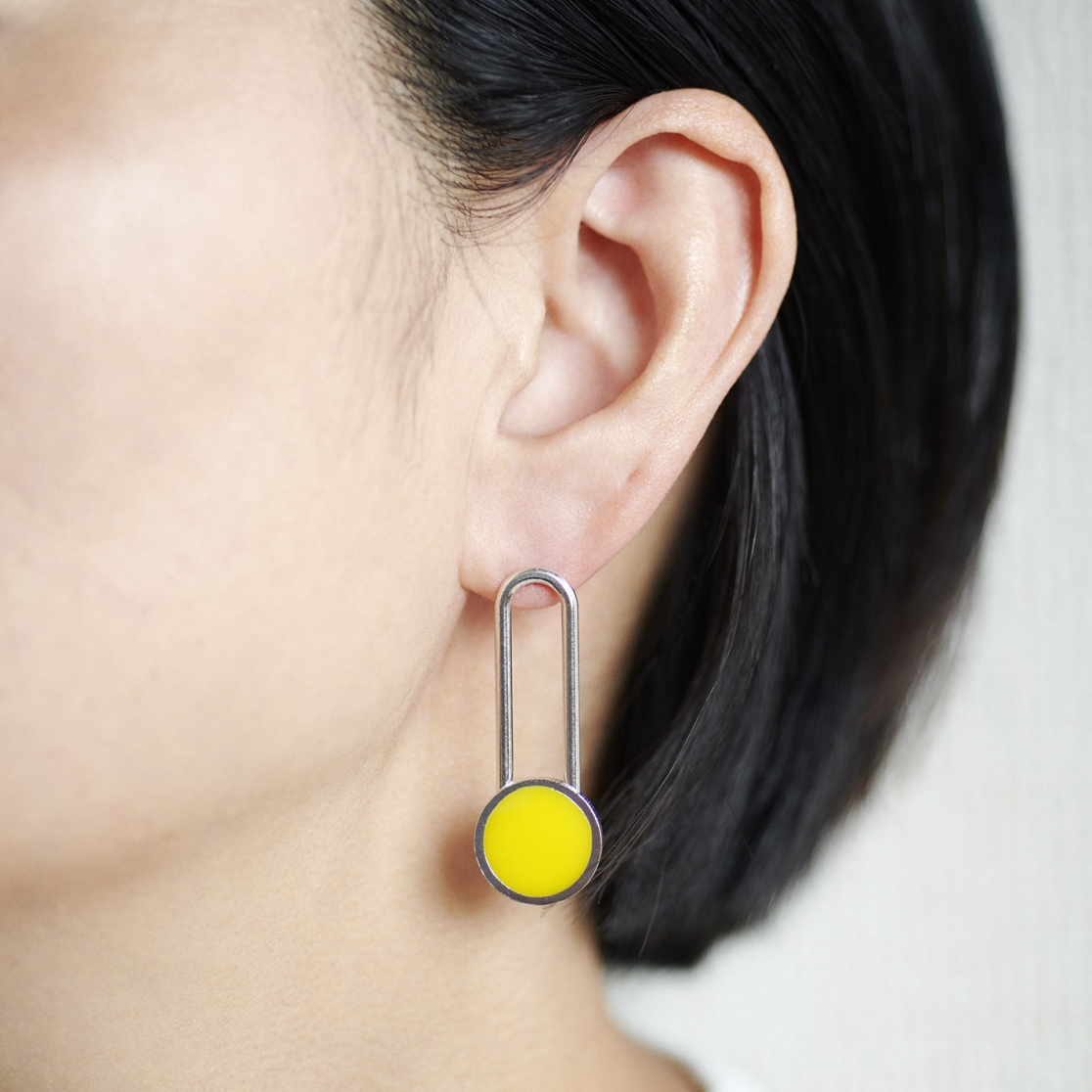 ピアス：KEY/ シルバー・イエロー　着用写真