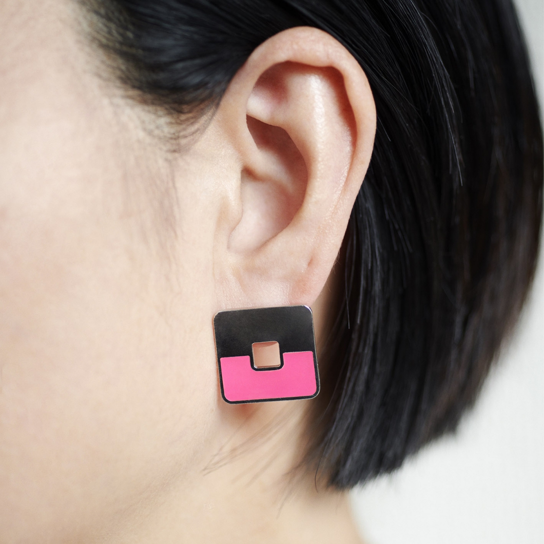 ピアス：SQUIRCLE / シルバー・ネオンピンク　着用写真