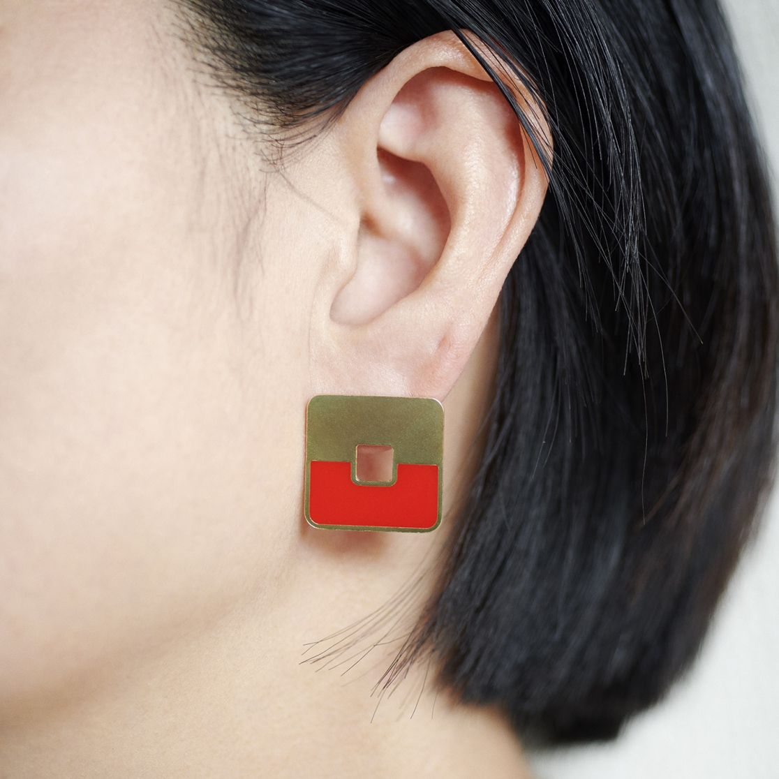 ピアス：SQUIRCLE / ゴールド・レッド　着用写真