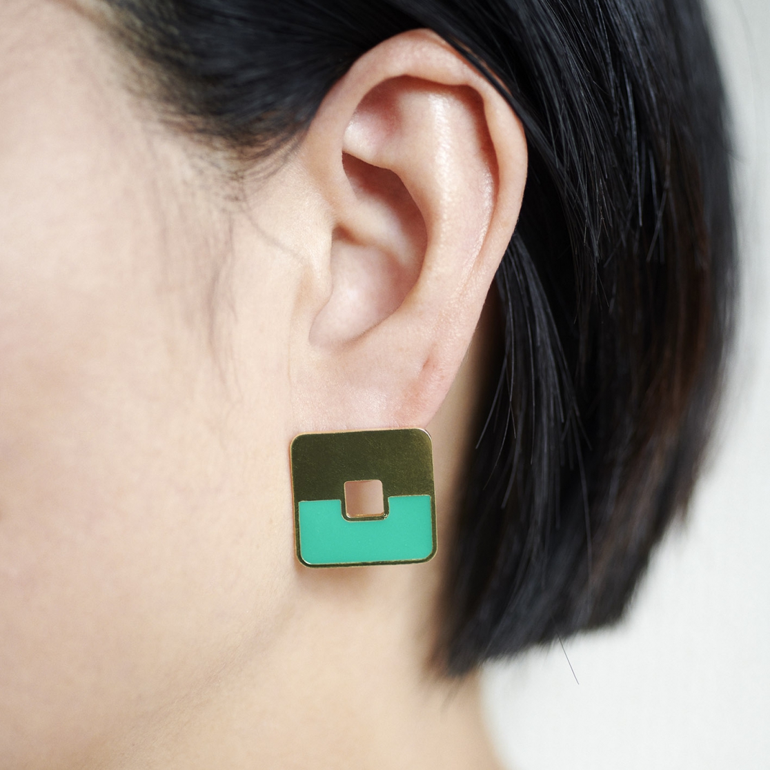 ピアス：SQUIRCLE / ゴールド・エメラルド　着用写真