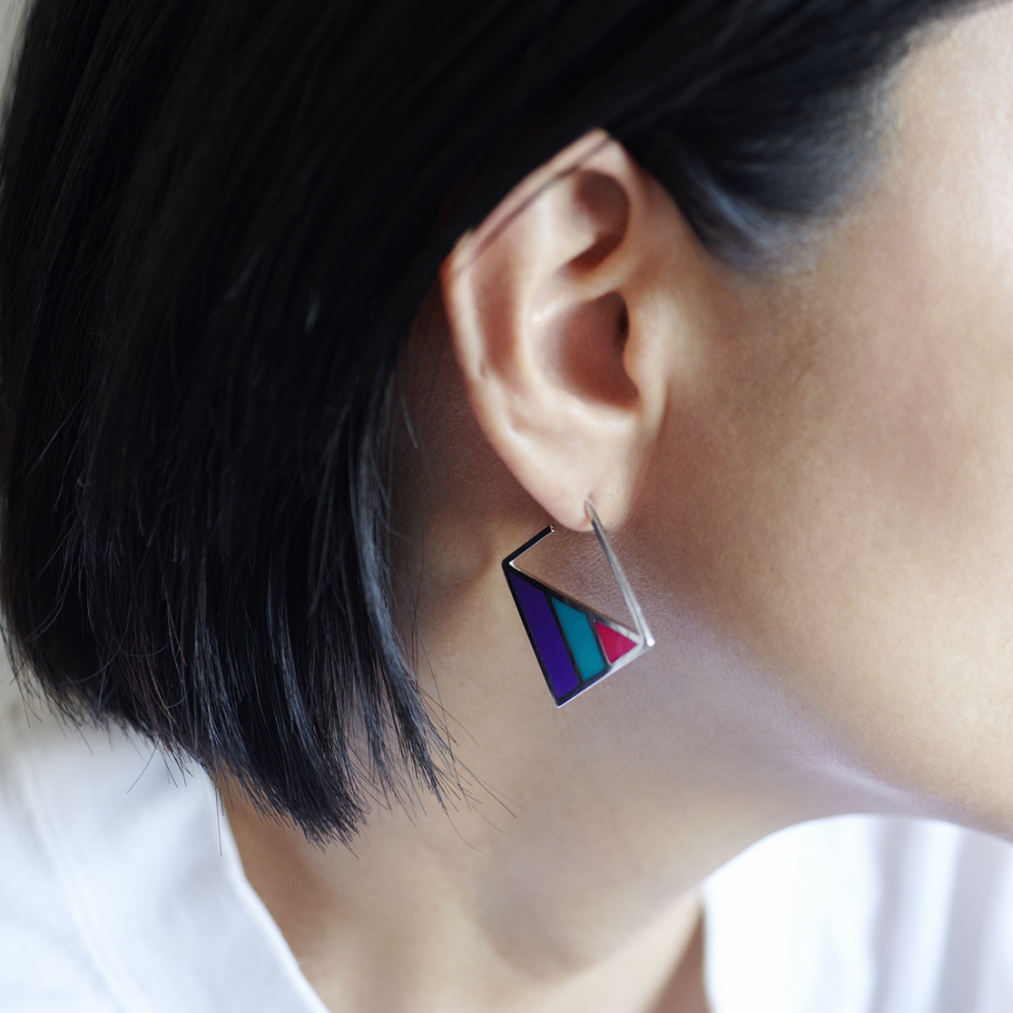 ピアス：COLORS / シルバー・ピンクｘエメラルドｘパープル　着用写真