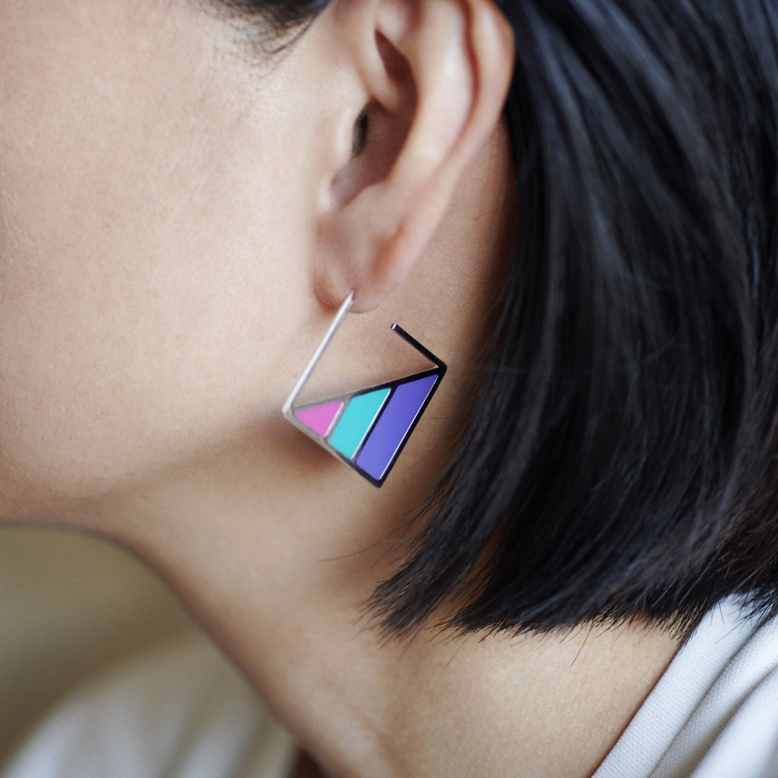 ピアス：COLORS / シルバー・ピンクｘエメラルドｘパープル　着用写真