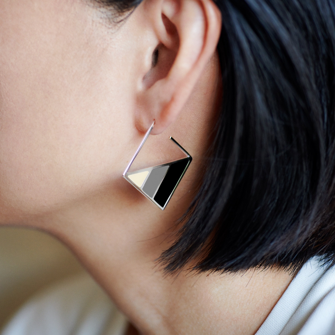 ピアス：COLORS / シルバー・クリームｘグレーｘブラック　着用写真