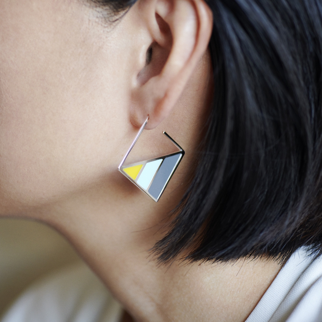 ピアス：COLORS / シルバー・イエローｘライトブルーｘダークグレー　着用写真