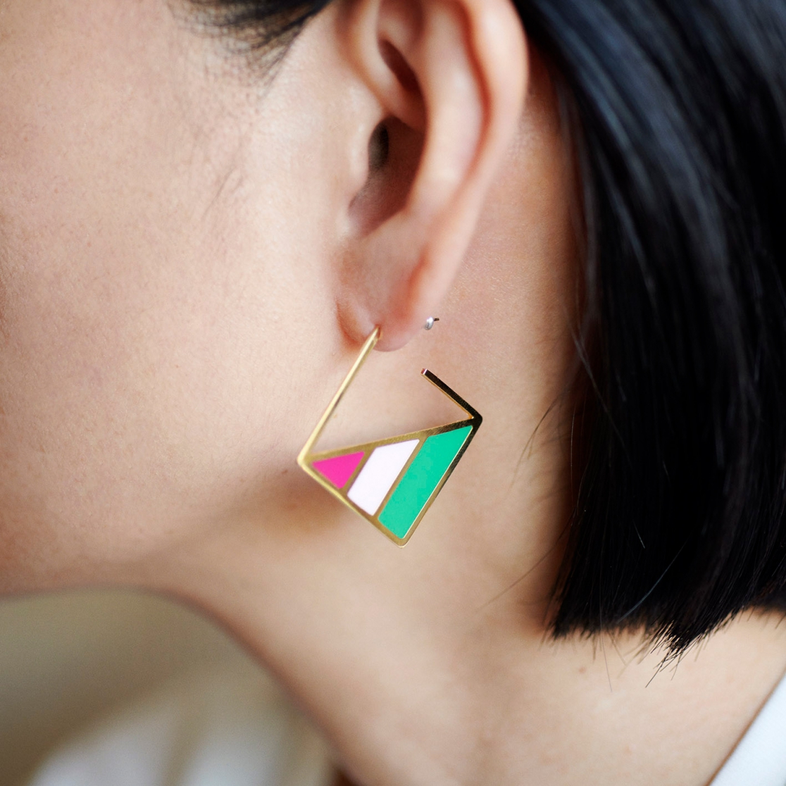 ピアス：COLORS / ゴールド・ルビーレッドｘベビーピンクｘエメラルド　着用写真