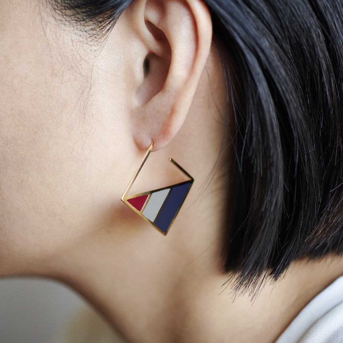 ピアス：COLORS / ゴールド・ダークレッドｘブルー・グレーｘネイビー　着用写真
