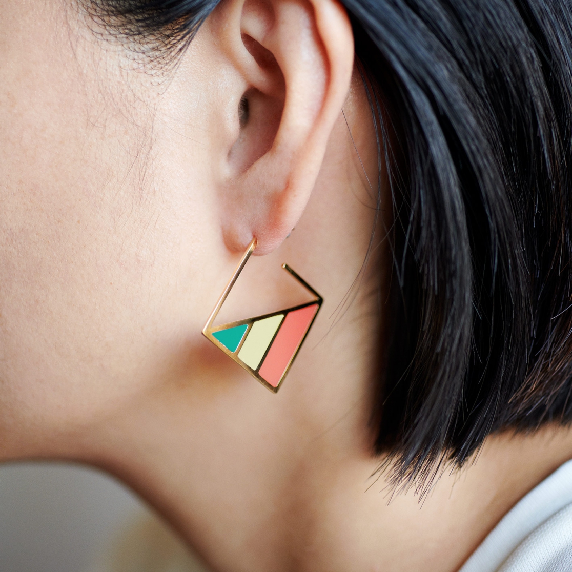 ピアス：COLORS / ゴールド・エメラルドｘライムライトｘキャロットオレンジ　着用写真