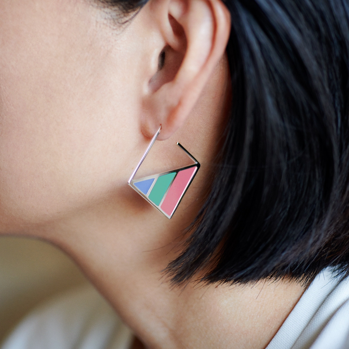 ピアス:COLORS / シルバー・ヒヤシンスxスプレーグリーンxコーラルレッド 着用写真