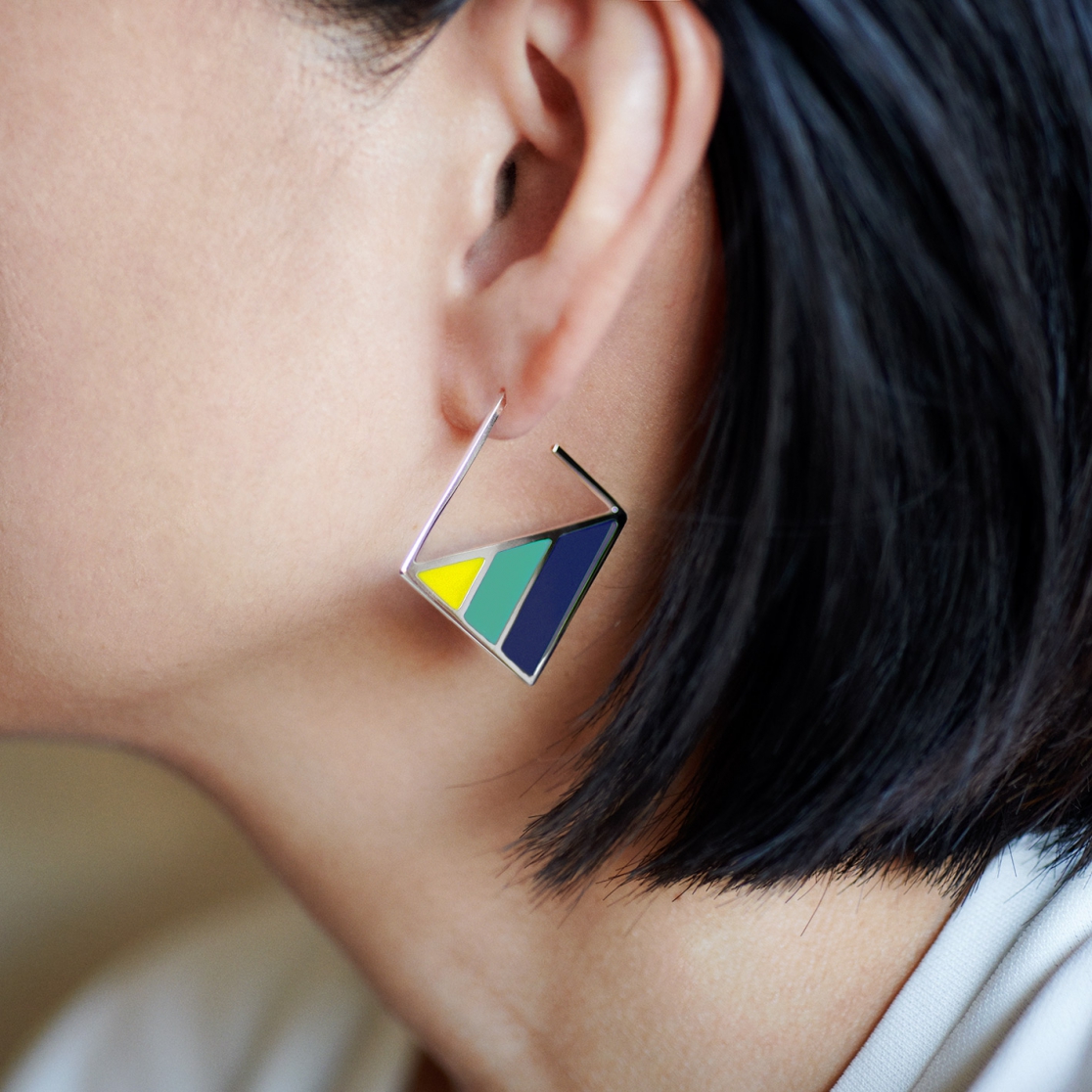 ピアス:COLORS / シルバー・イエローxコバルトグリーンxオリエンタルブルー 着用写真