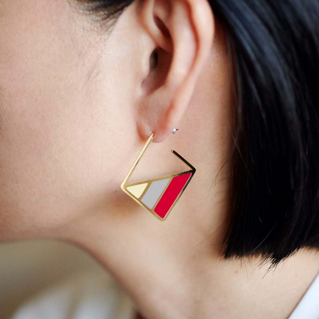 ピアス：COLORS / ゴールド・クリームｘムーングレーｘカーマイン　着用写真